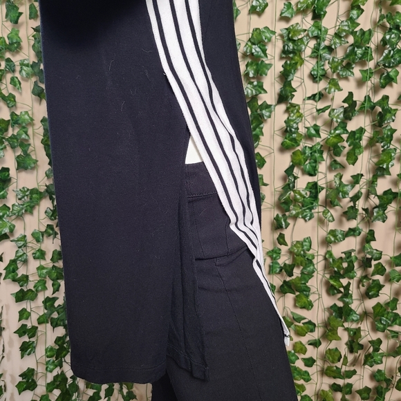 Tristan Women's Oversized Black White Stripes V-Neck Long Sleeves Top - Picture 6 of 13